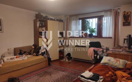 Na prodaju je stan u kvalitetnoj starogradnji kod bioskopa Vozdovac.