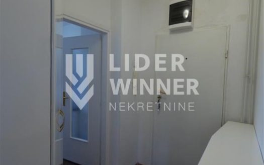 Prostran dupleks preko puta farmaceutskog fakulteta