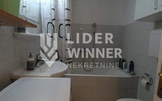 Prostran dupleks preko puta farmaceutskog fakulteta