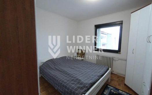 Prostran dupleks preko puta farmaceutskog fakulteta