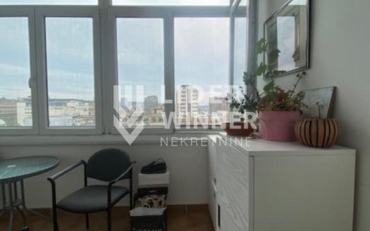 Stan u centru grada sa garažom