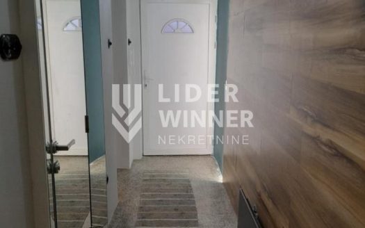 Na odličnoj lokaciji u predratnoj zgradi