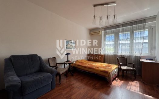 Garsonjera, Centar, parking mesto