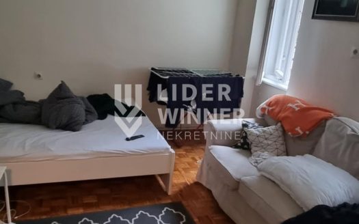 Izvandredan salonac u urednoj zgradi