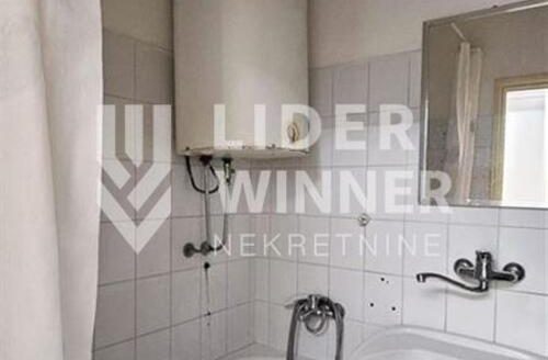 Stan na uglu sa Dubrovačkom, ima svoje parking mesto