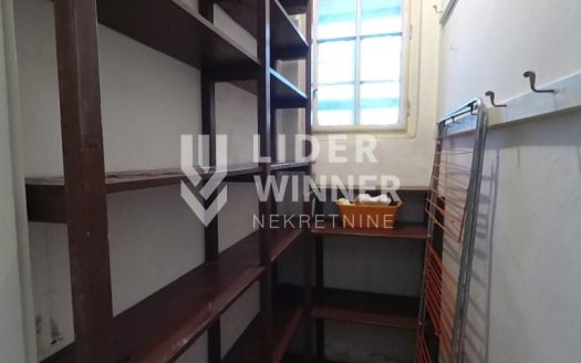 Prodaje se stan na odličnoj lokaciji, komforan u izvornom stanju