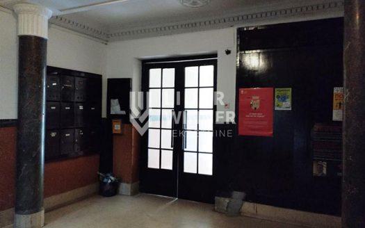 Stan u najužem centru sa parking mestom