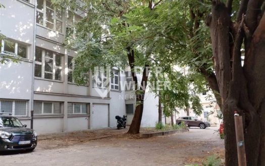 Stan u najužem centru sa parking mestom