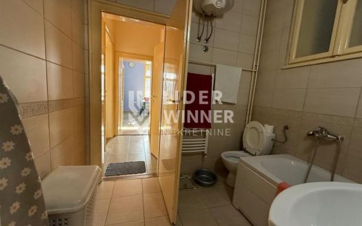 Salonac sa parkingom i terasom!