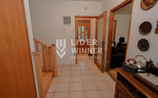 U mirnoj ulici, odlična kuća