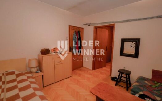 U mirnoj ulici, odlična kuća